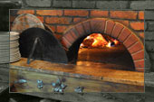 Wnętrze pizzerii Dolce-Vita w Bydgoszczy - opalany drewnem piec do pizzy